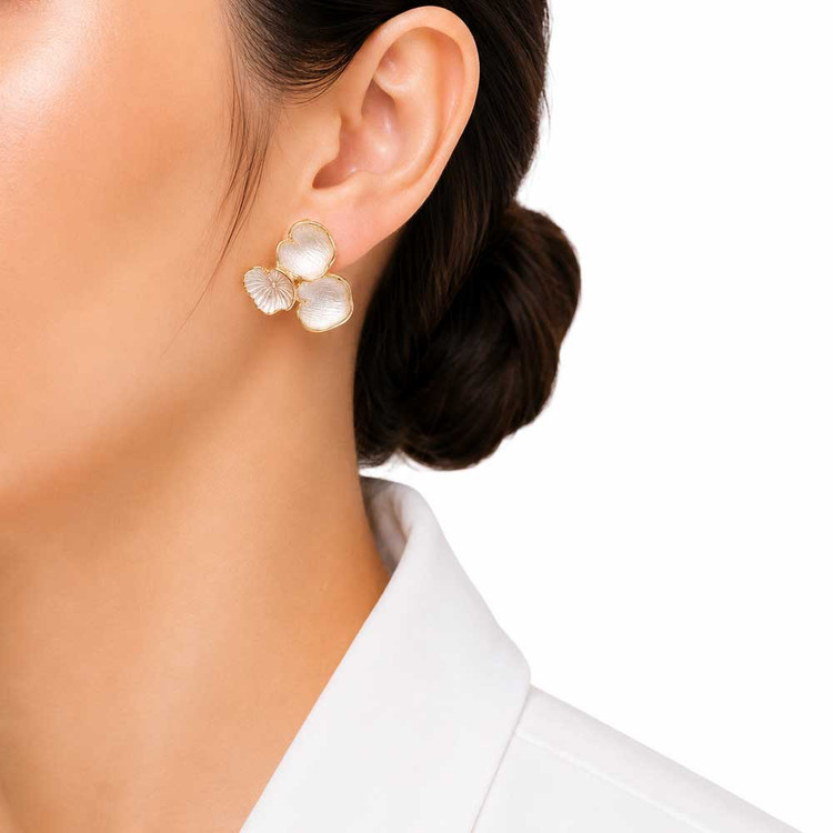محصول نمونه تستی گوشواره زنانه میخی طرح گلبرگ صدفی کد GAB-053